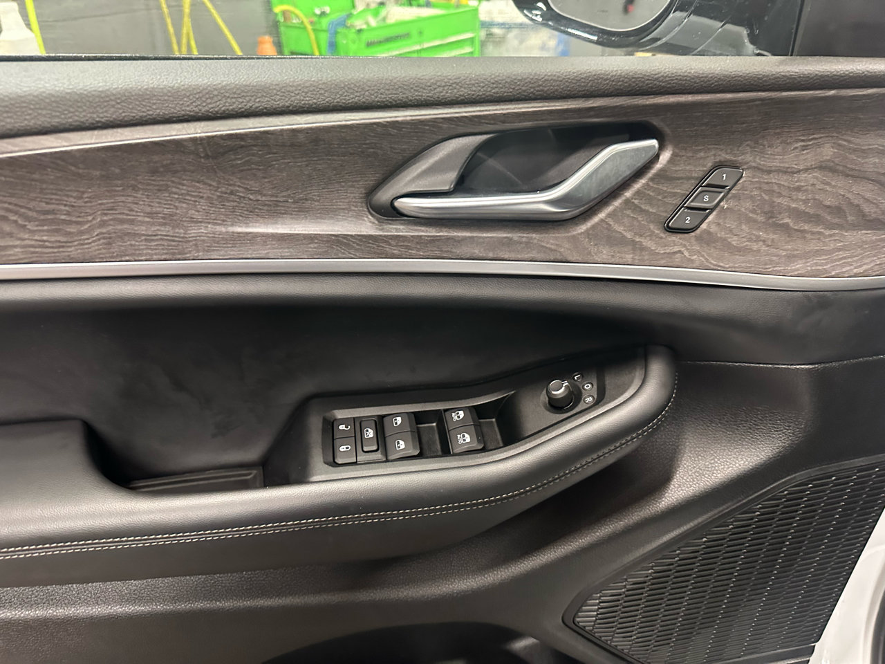 Used 2024 Jeep Grand Cherokee L Limited w/ Black Appearance Package image 8