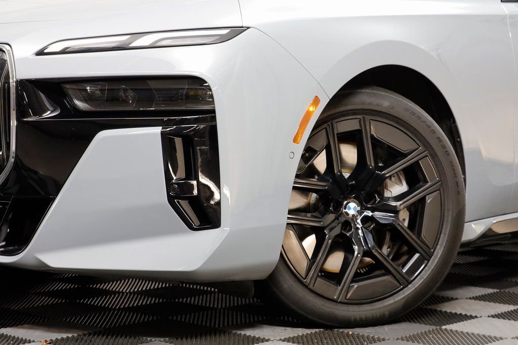 Used 2024 BMW 760i xDrive w/ Premium Package 2 image 3