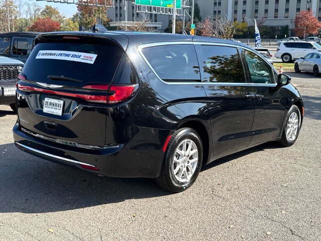 Used 2024 Chrysler Pacifica Touring-L FWD image 3