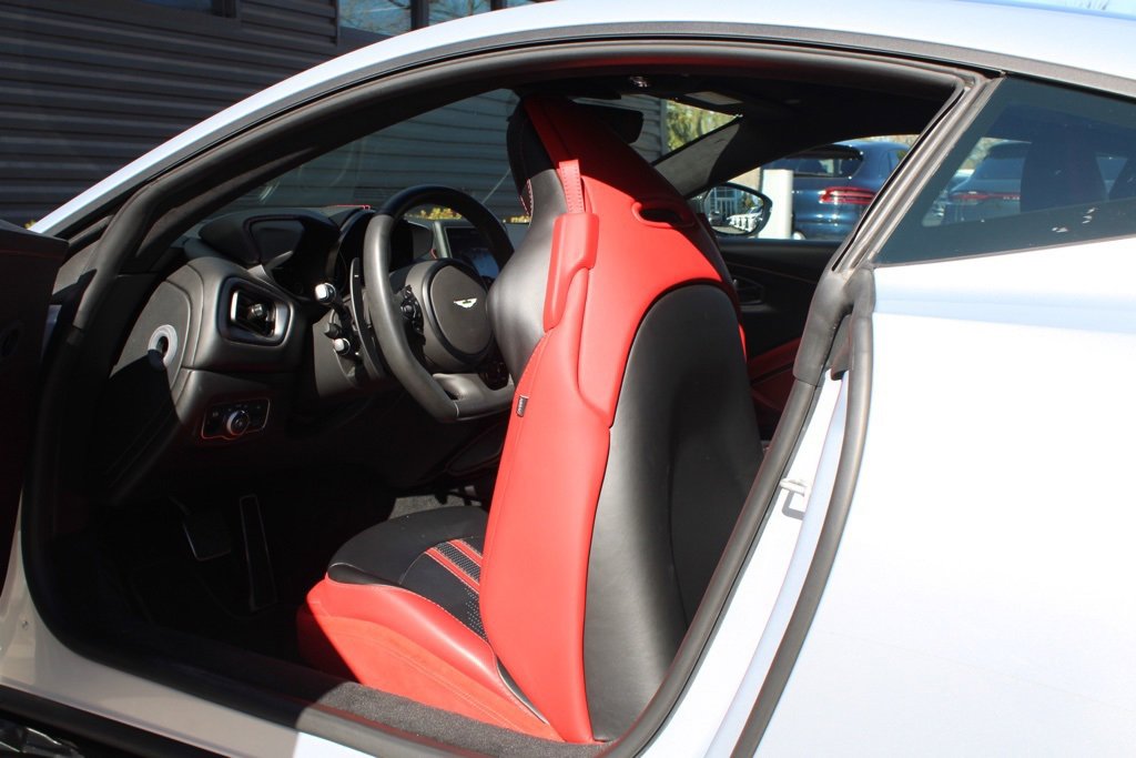 Used 2020 Aston Martin V8 Vantage Coupe image 38