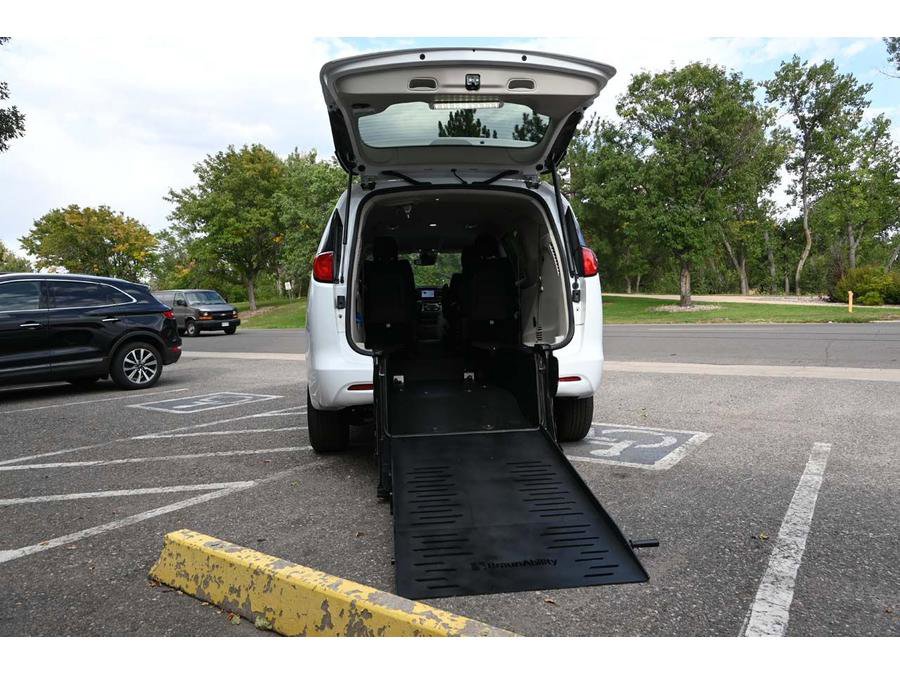 Used 2023 Chrysler Voyager LX image 18