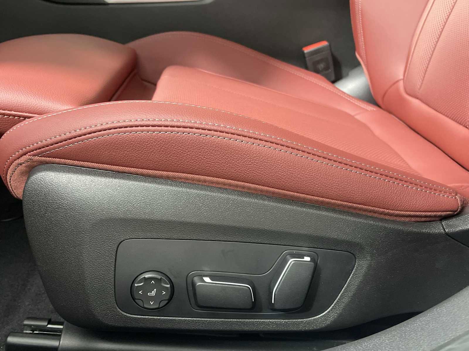 Used 2025 BMW 330i xDrive Sedan w/ Premium Package image 12