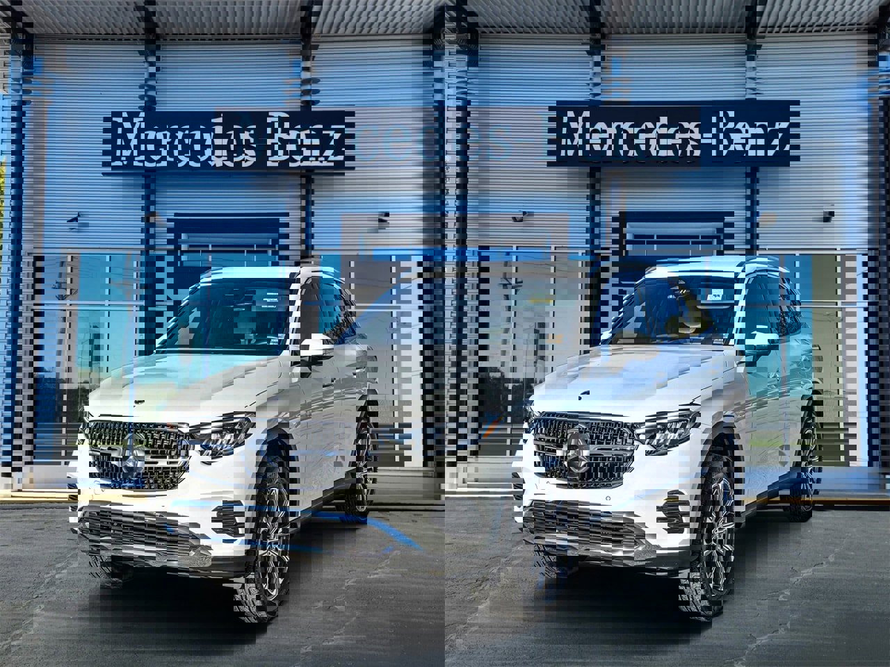 Used 2023 Mercedes-Benz GLC 300 4MATIC image 3