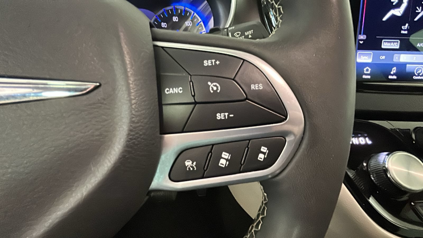 Used 2024 Chrysler Pacifica Touring-L FWD image 19