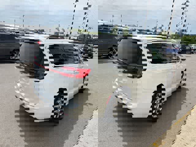 Used 2022 Chrysler Pacifica Touring-L FWD image 18