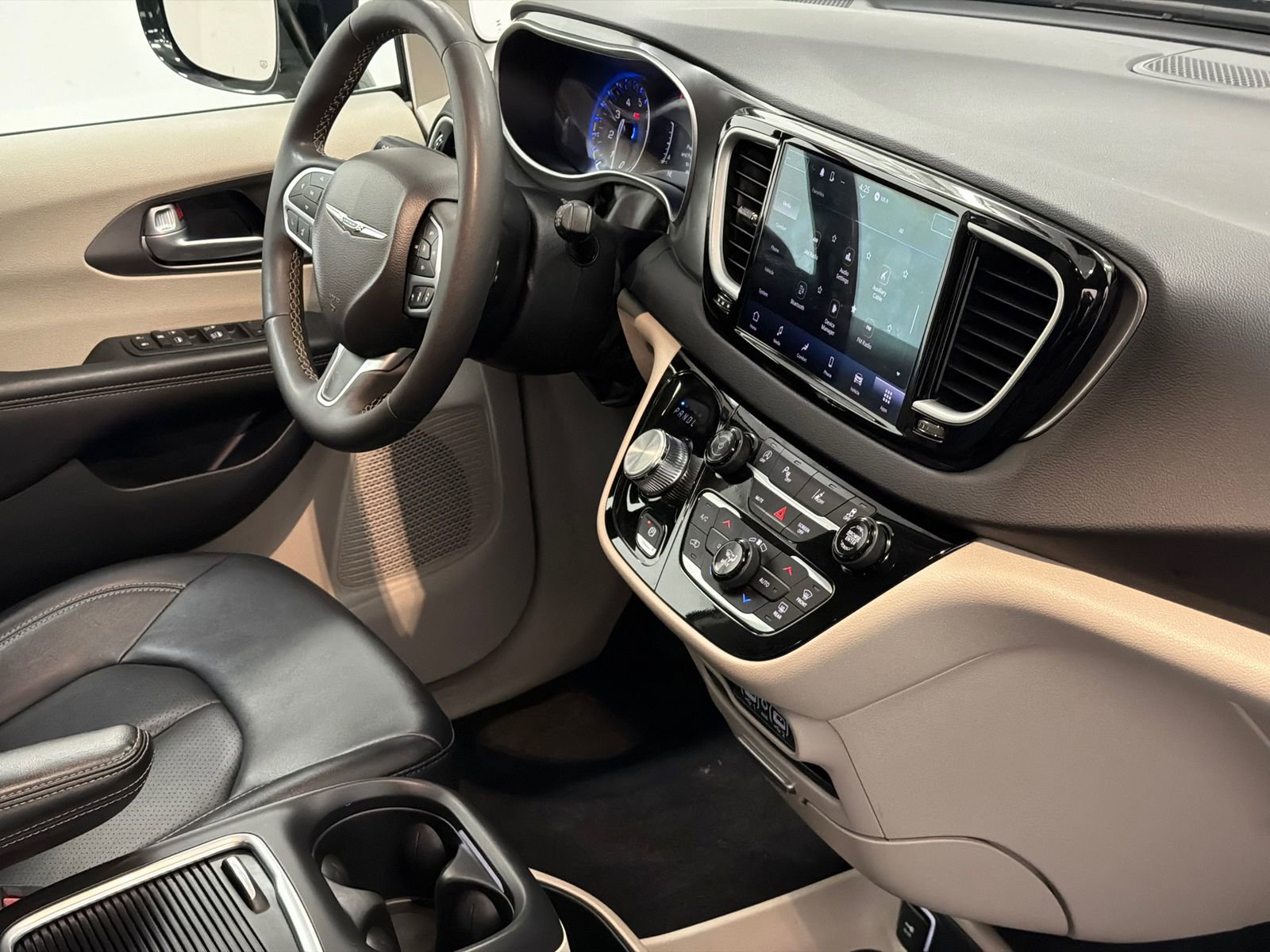 Used 2024 Chrysler Pacifica Touring-L image 10