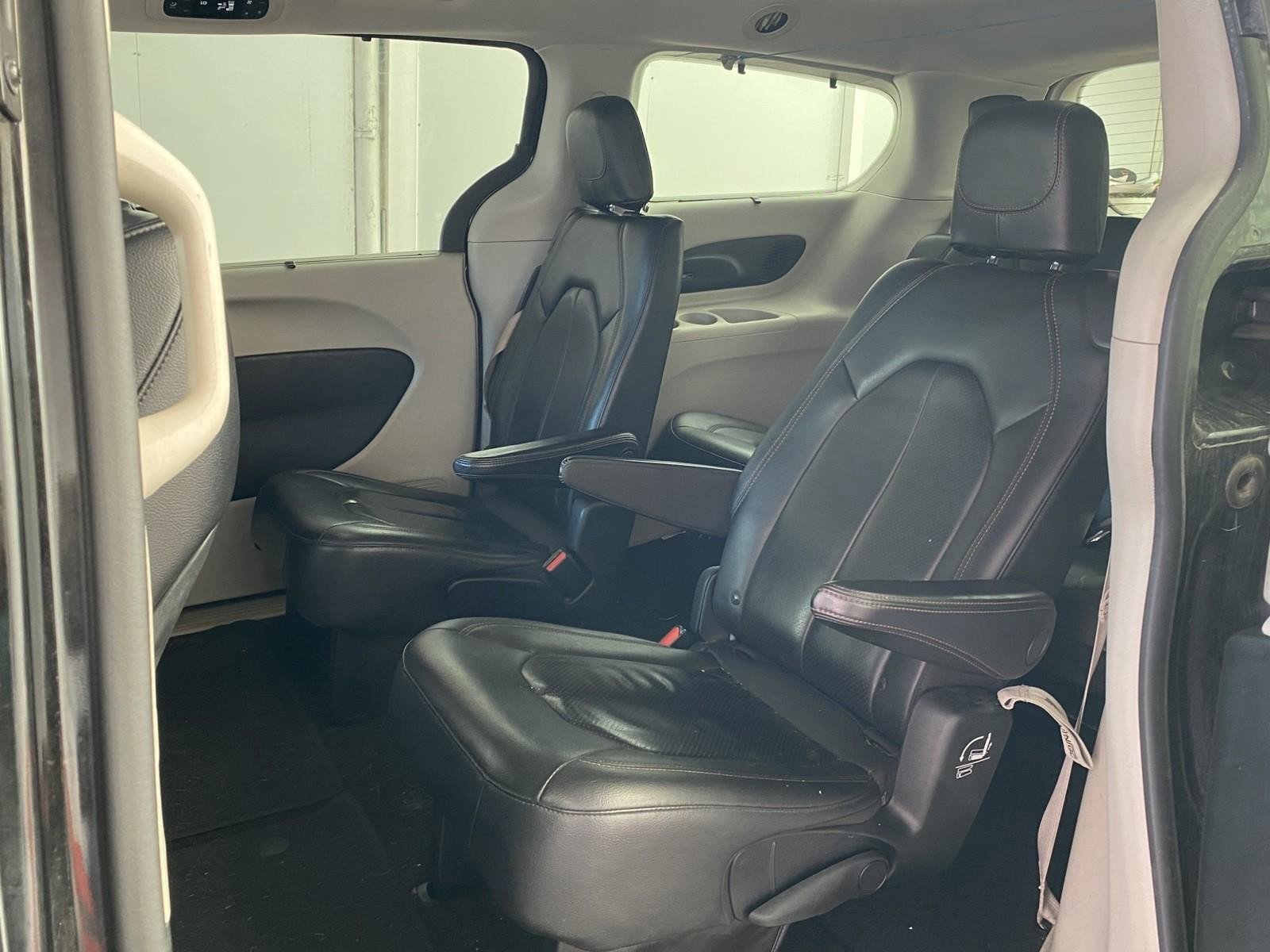 Used 2018 Chrysler Pacifica Touring-L w/ Premium Audio Group image 16