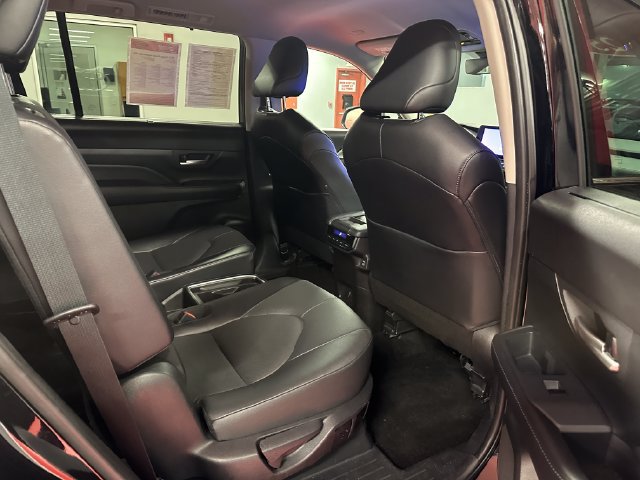 Used 2025 Toyota Grand Highlander AWD image 14