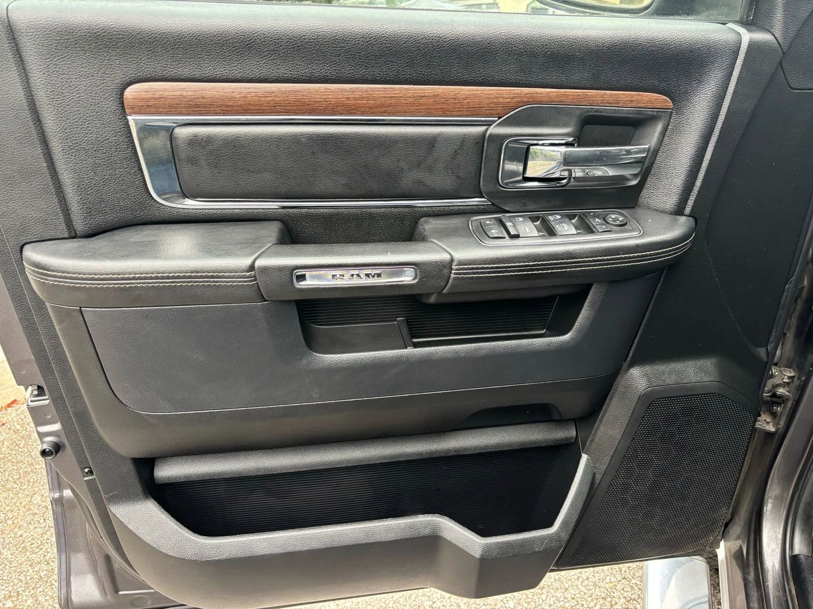 Used 2015 RAM 1500 Laramie w/ Convenience Group image 25