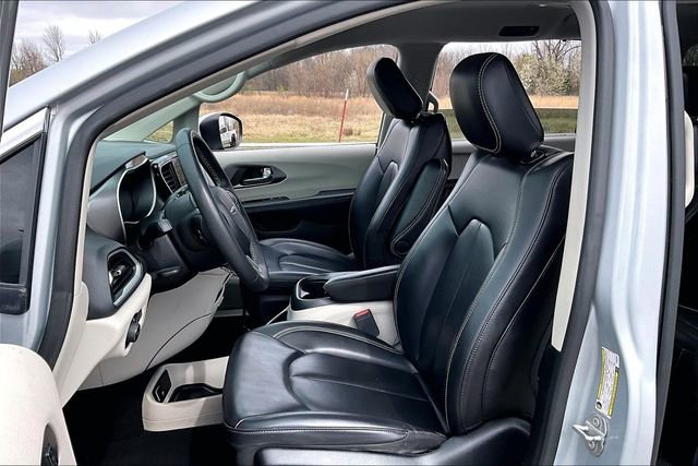 Used 2023 Chrysler Pacifica Touring-L image 21