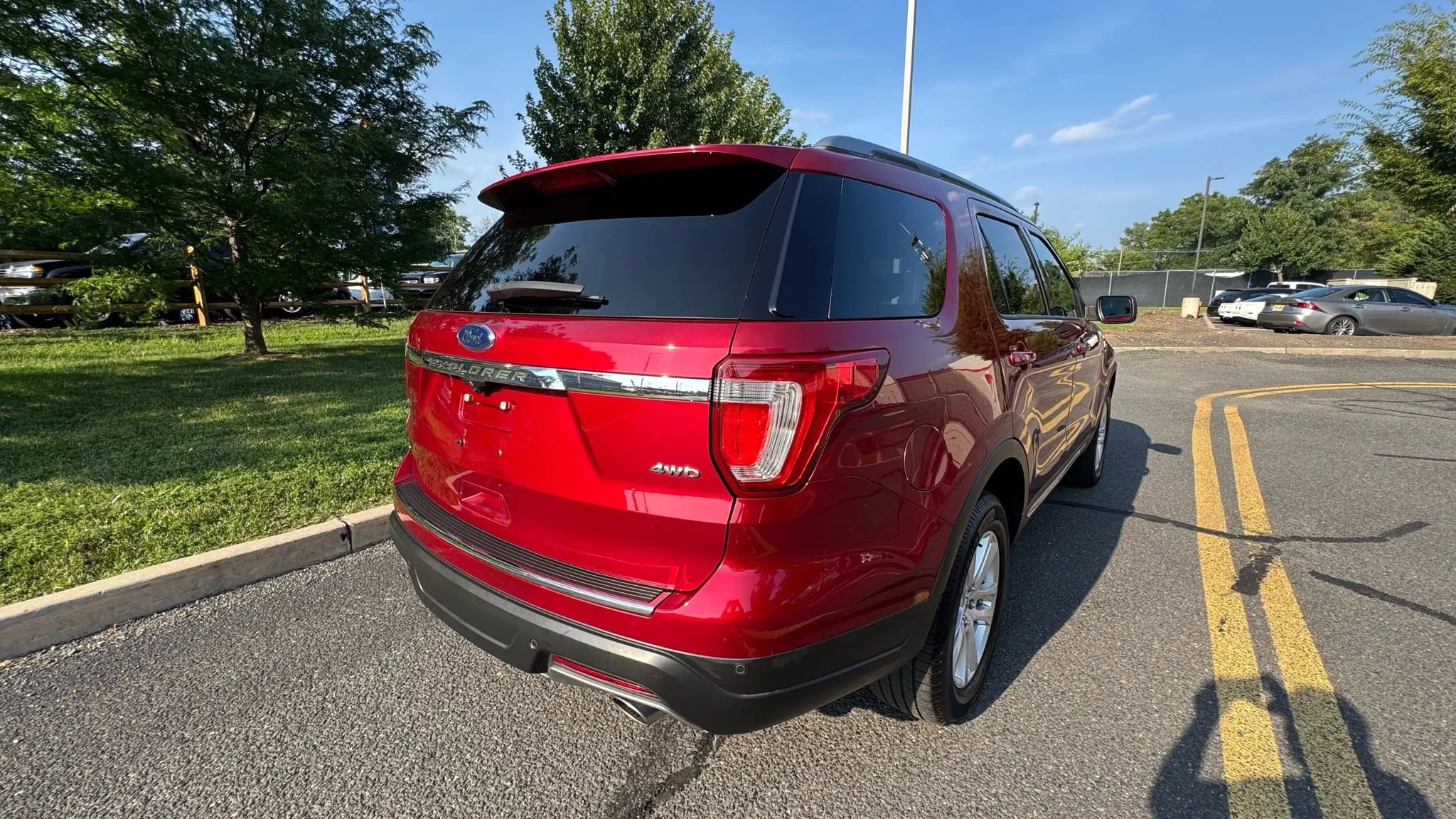Used 2018 Ford Explorer XLT w/ Equipment Group 202A image 6