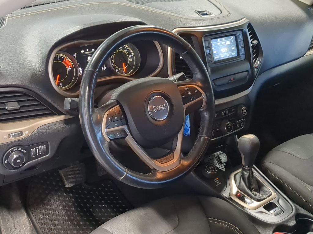 Used 2016 Jeep Cherokee Latitude w/ Cold Weather Group AWD/4WD image 12