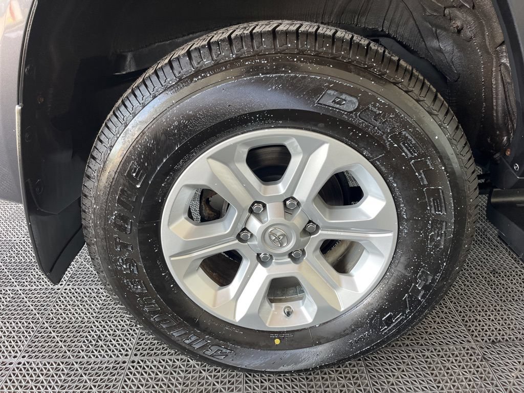 Used 2020 Toyota 4Runner SR5 AWD/4WD image 26