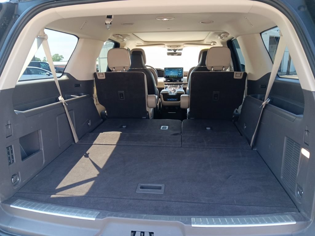 Used 2023 Lincoln Navigator L Reserve AWD/4WD image 7
