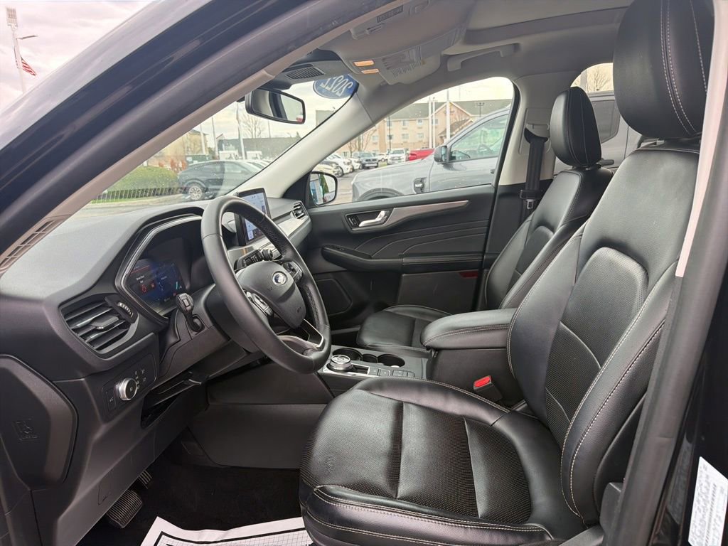 Used 2022 Ford Escape Titanium image 3