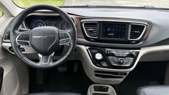 Used 2018 Chrysler Pacifica Touring-L w/ Tire & Wheel Group FWD image 3