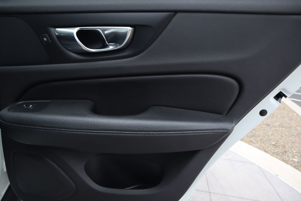 Used 2021 Volvo V60 T5 Cross Country image 26