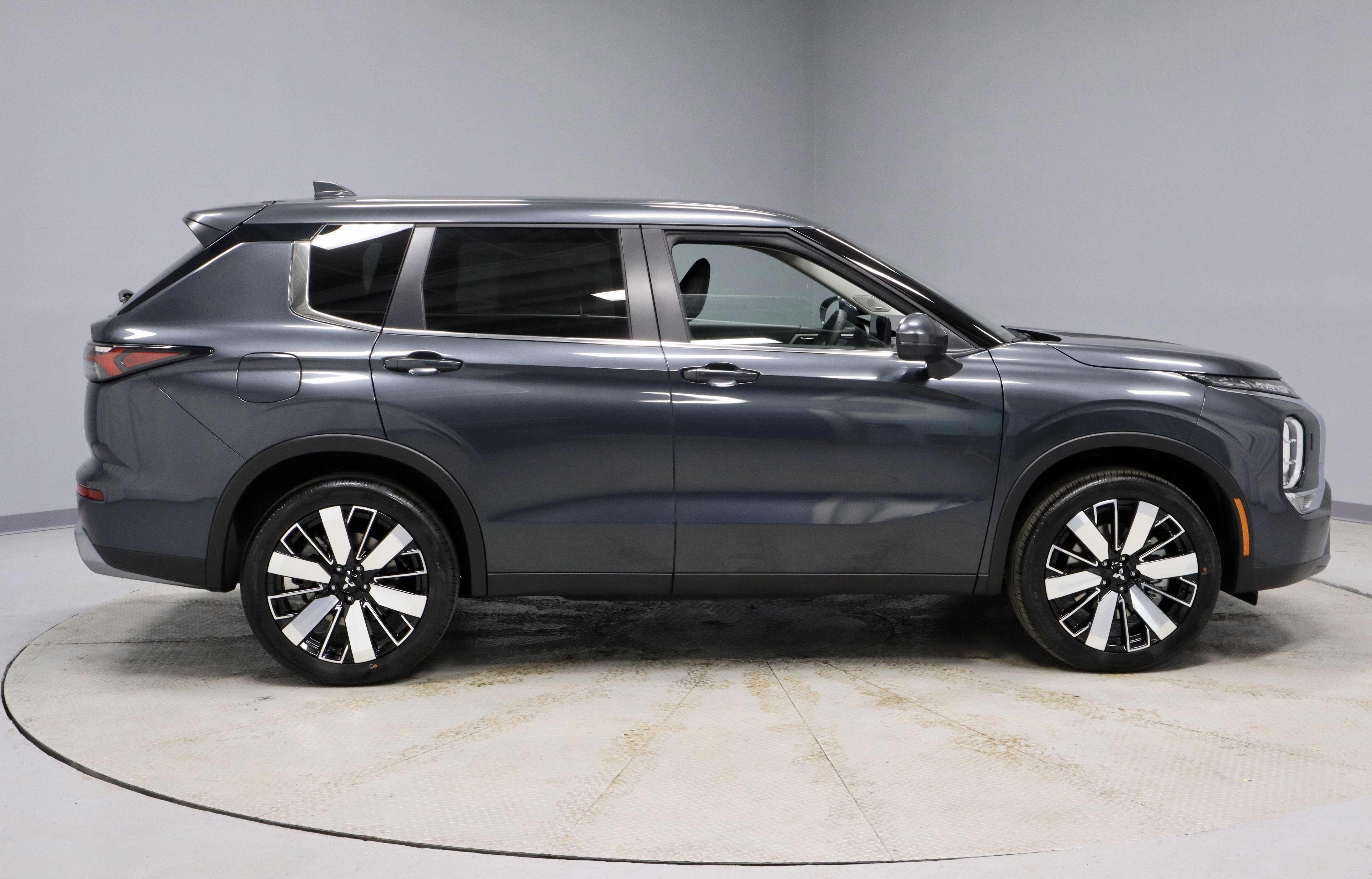 New 2026 Mitsubishi Outlander SE image 3