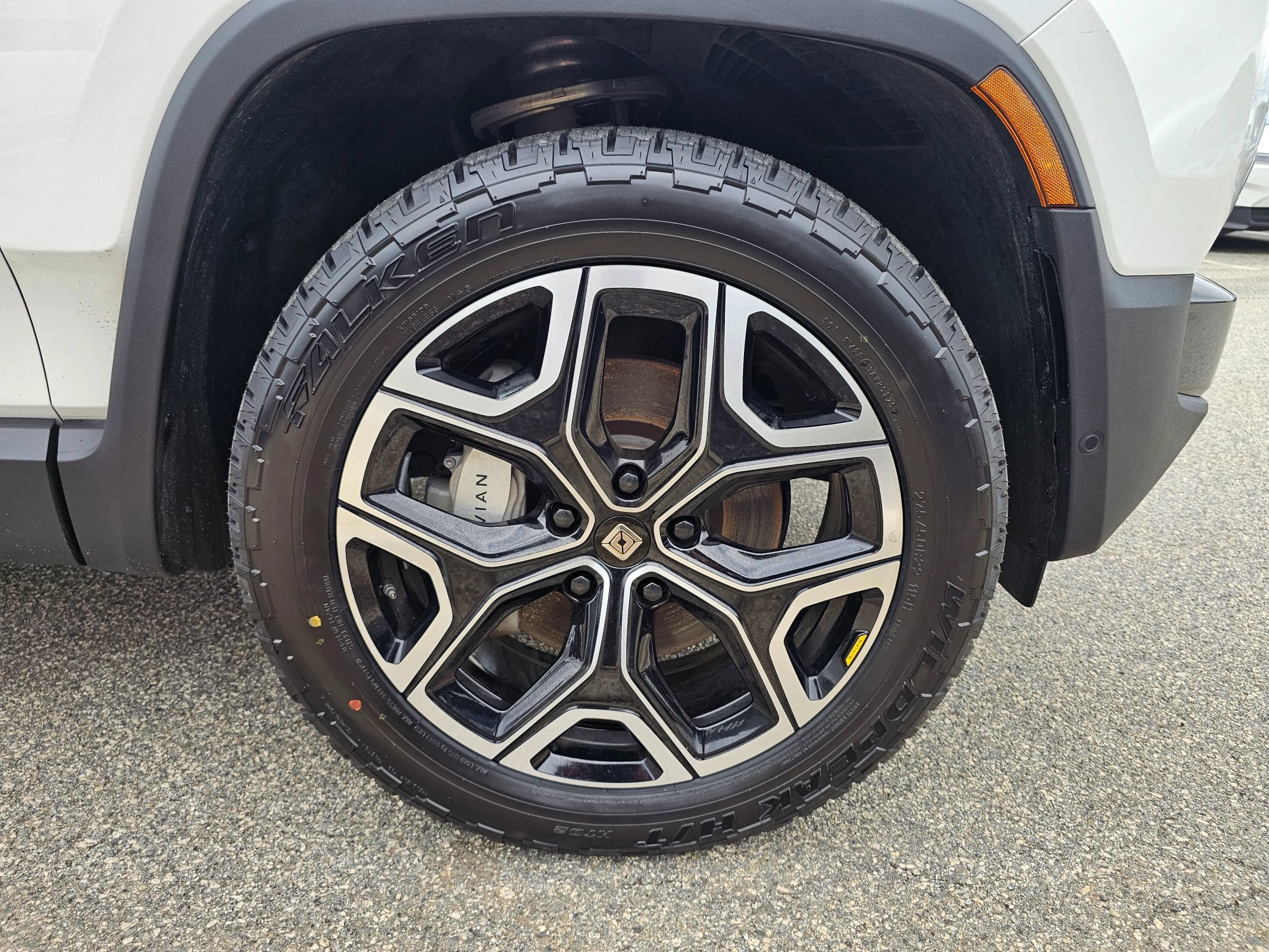 Used 2025 Rivian R1S Adventure Dual AWD/4WD image 32