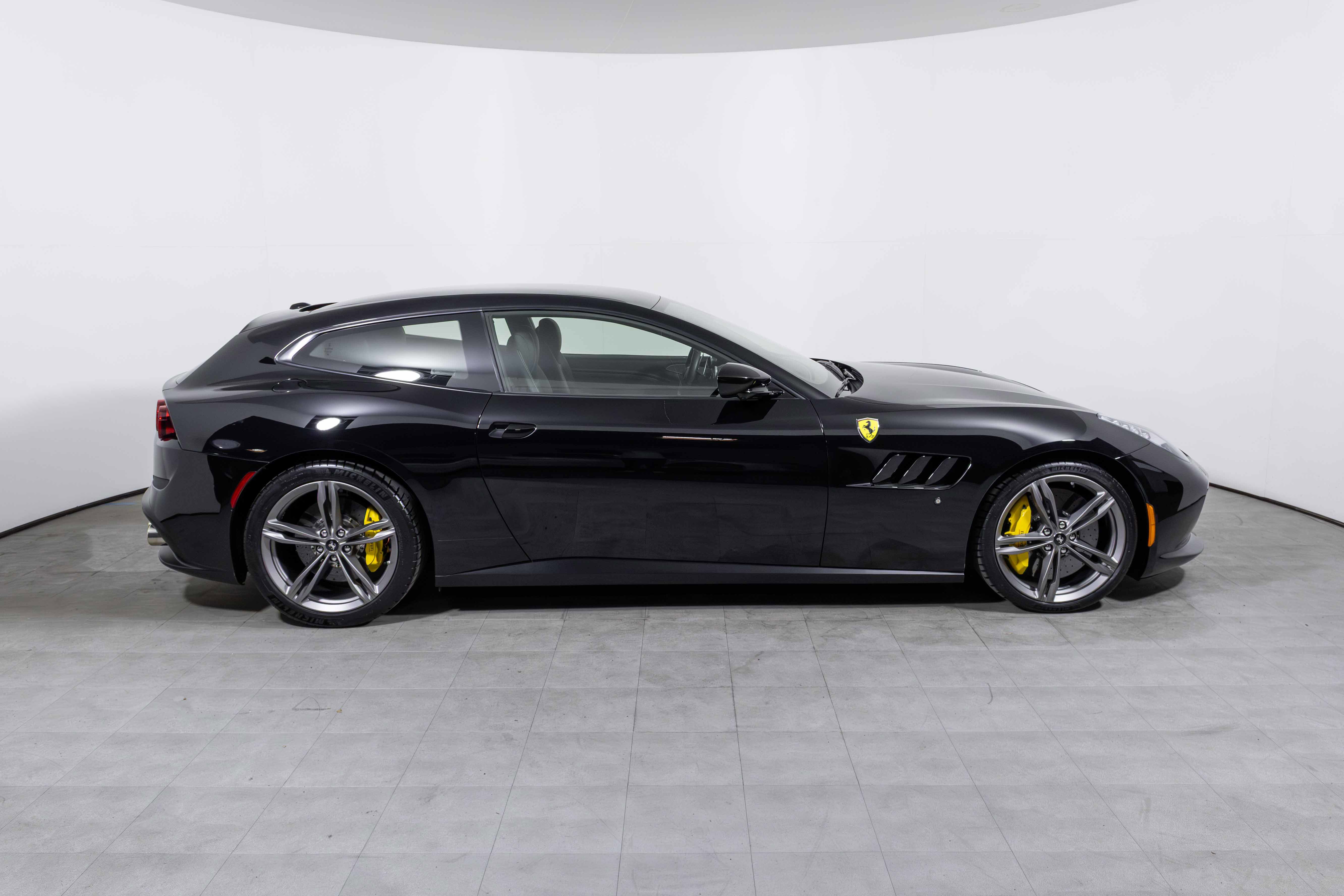 Used 2019 Ferrari GTC4Lusso image 5