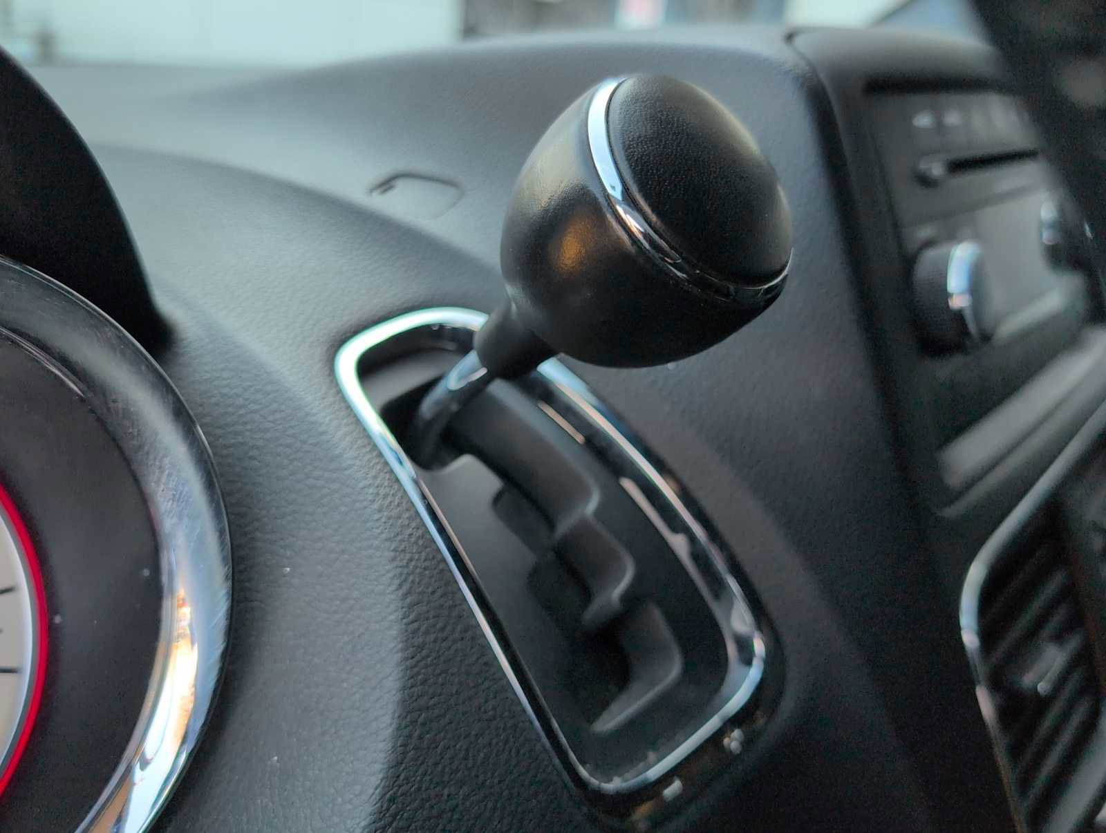 Used 2015 Dodge Grand Caravan SE image 28