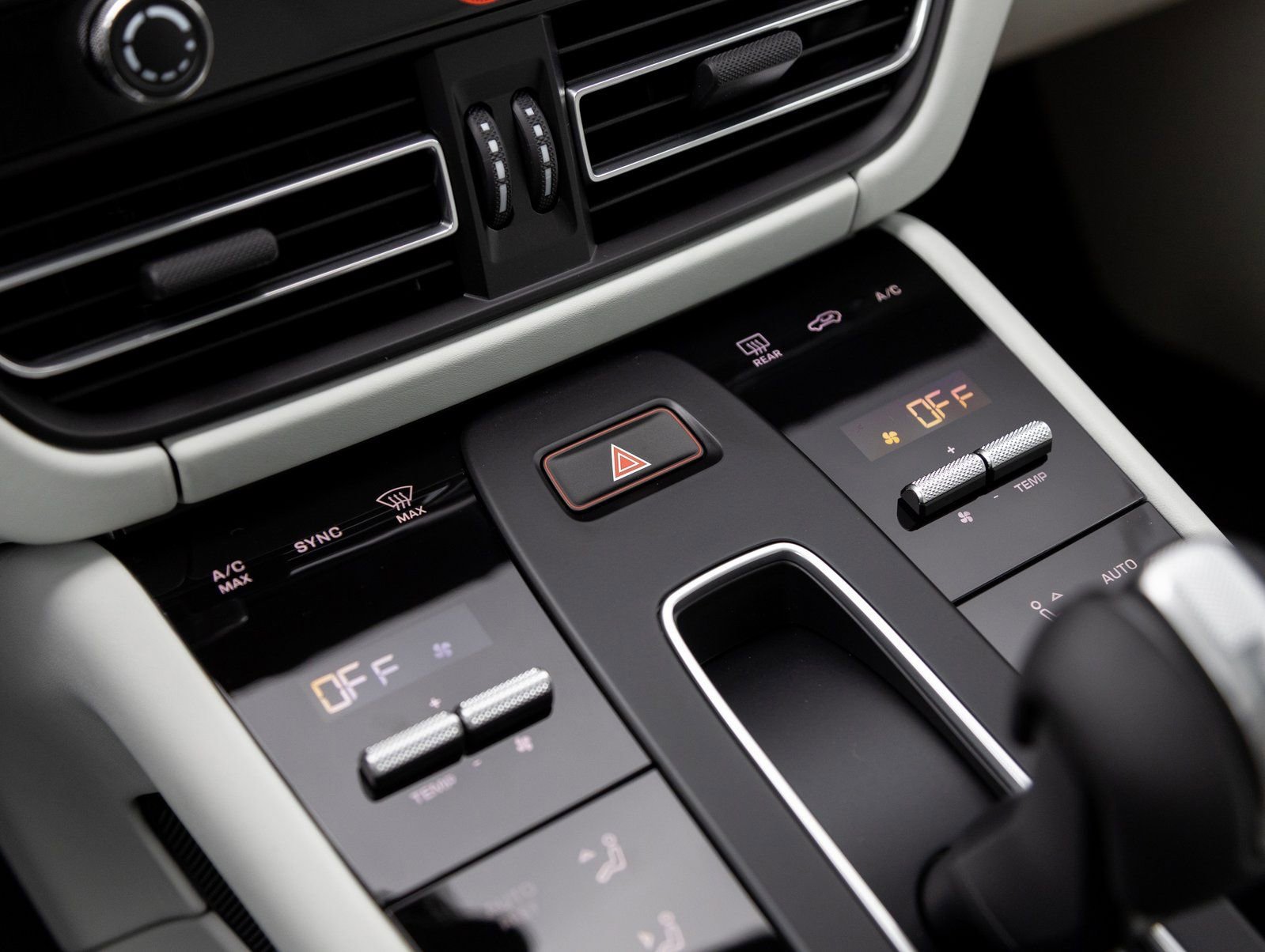 Certified 2025 Porsche Macan AWD/4WD image 27