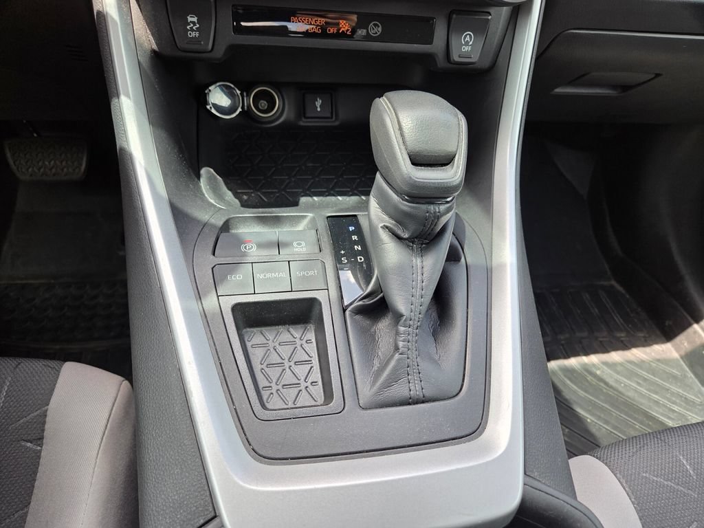 Used 2021 Toyota RAV4 XLE w/ Convenience Package FWD image 17