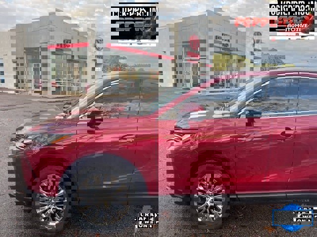 Used 2022 Toyota Venza XLE image 2