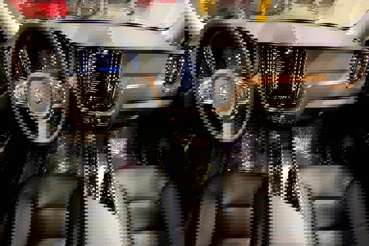 Used 2022 Volvo XC60 B5 Momentum w/ Climate Package image 16