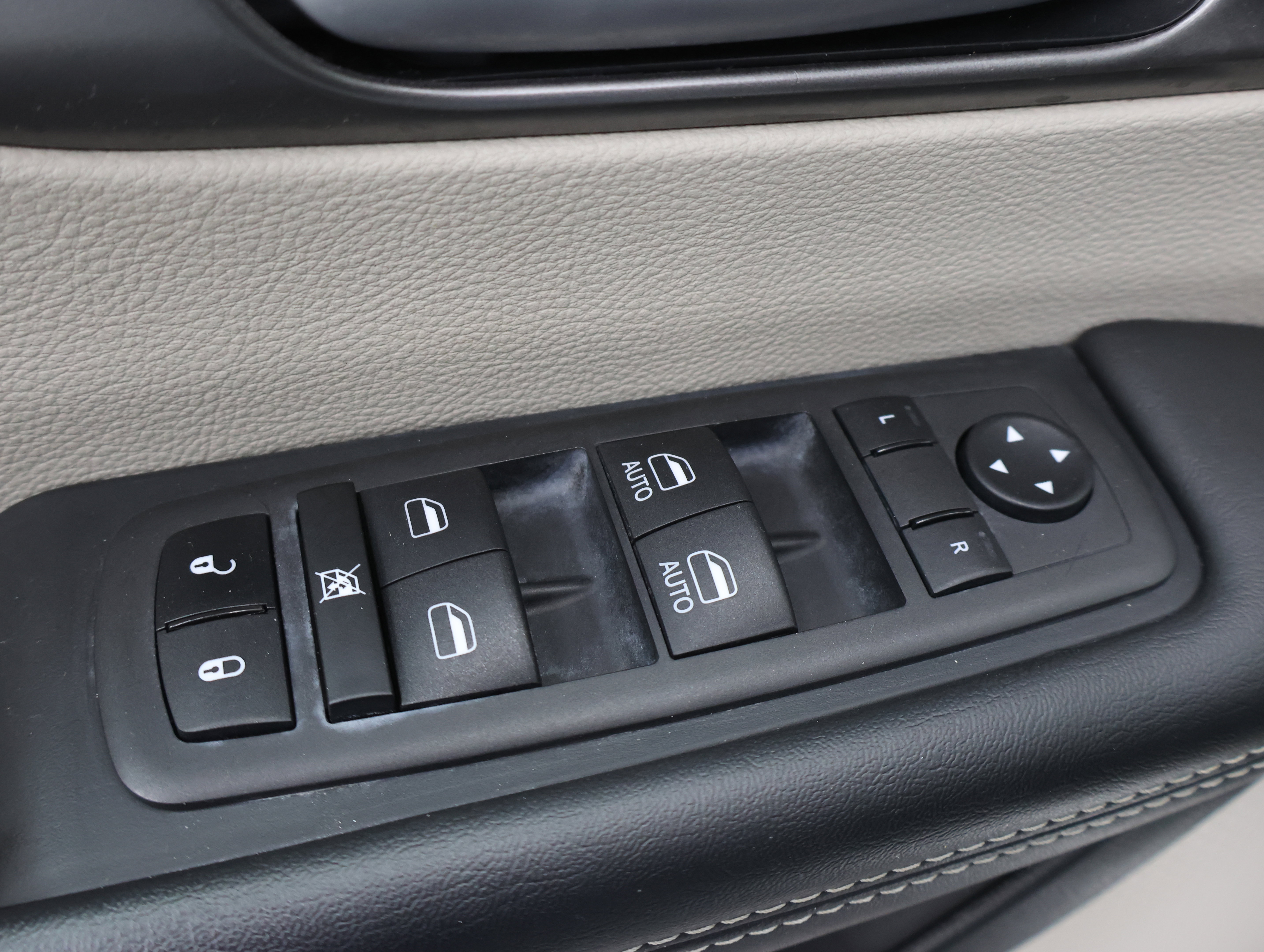 Used 2024 Chrysler Pacifica Touring-L FWD image 42