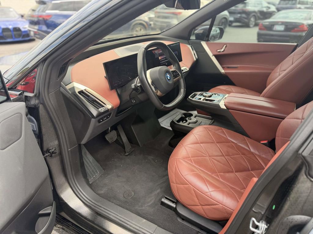Used 2023 BMW iX xDrive50 w/ Sport Package AWD/4WD image 10