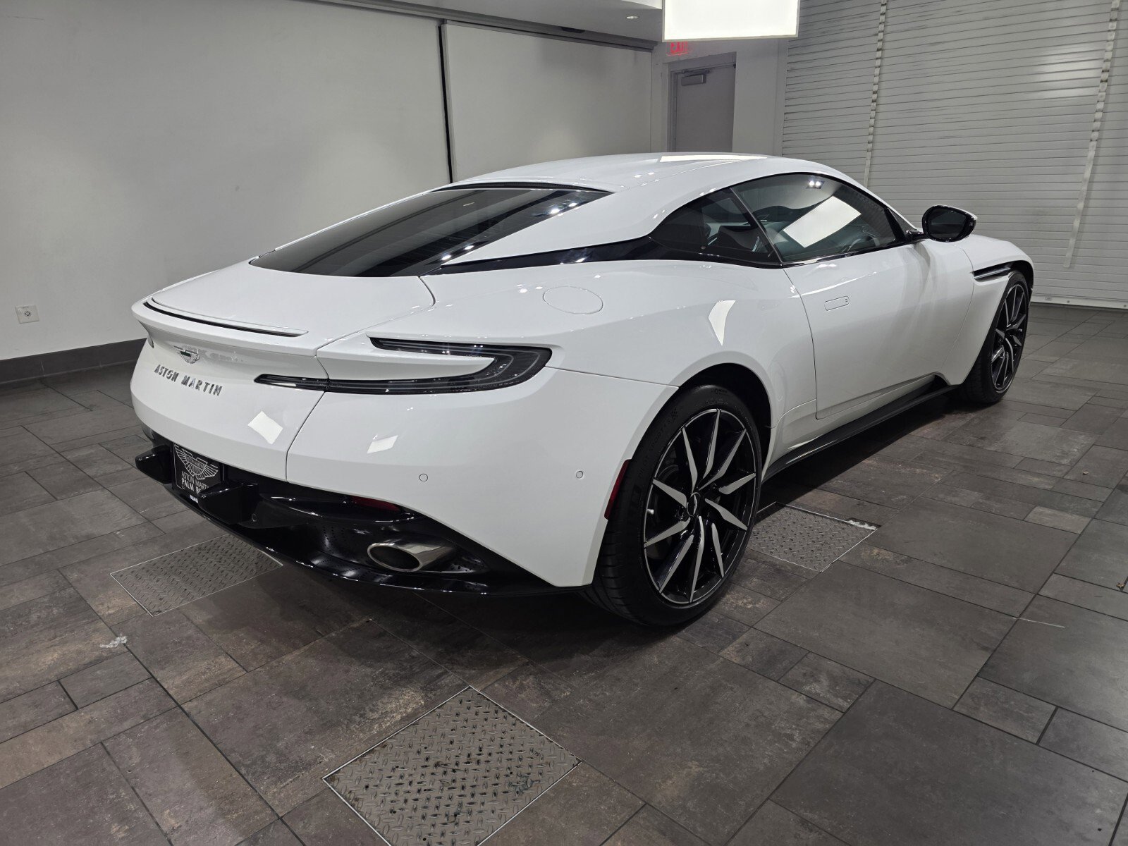 Used 2023 Aston Martin DB11 Coupe image 24