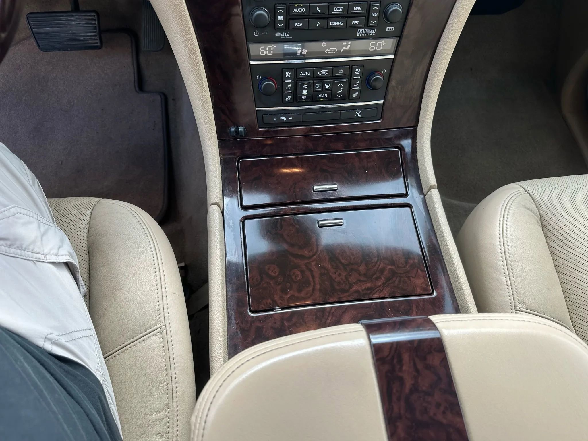 Used 2010 Cadillac Escalade Premium image 36