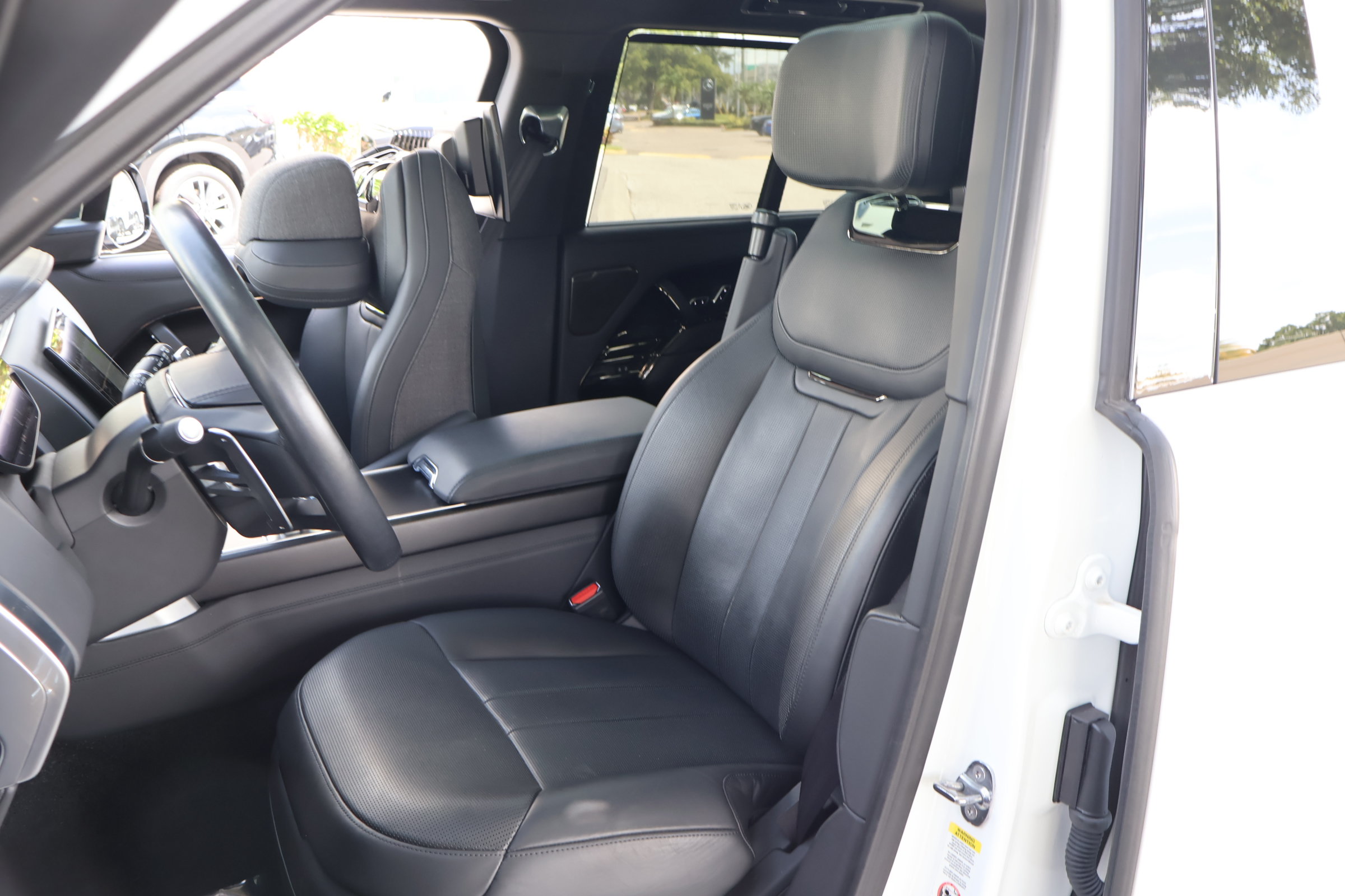 Used 2023 Land Rover Range Rover SV AWD/4WD image 2