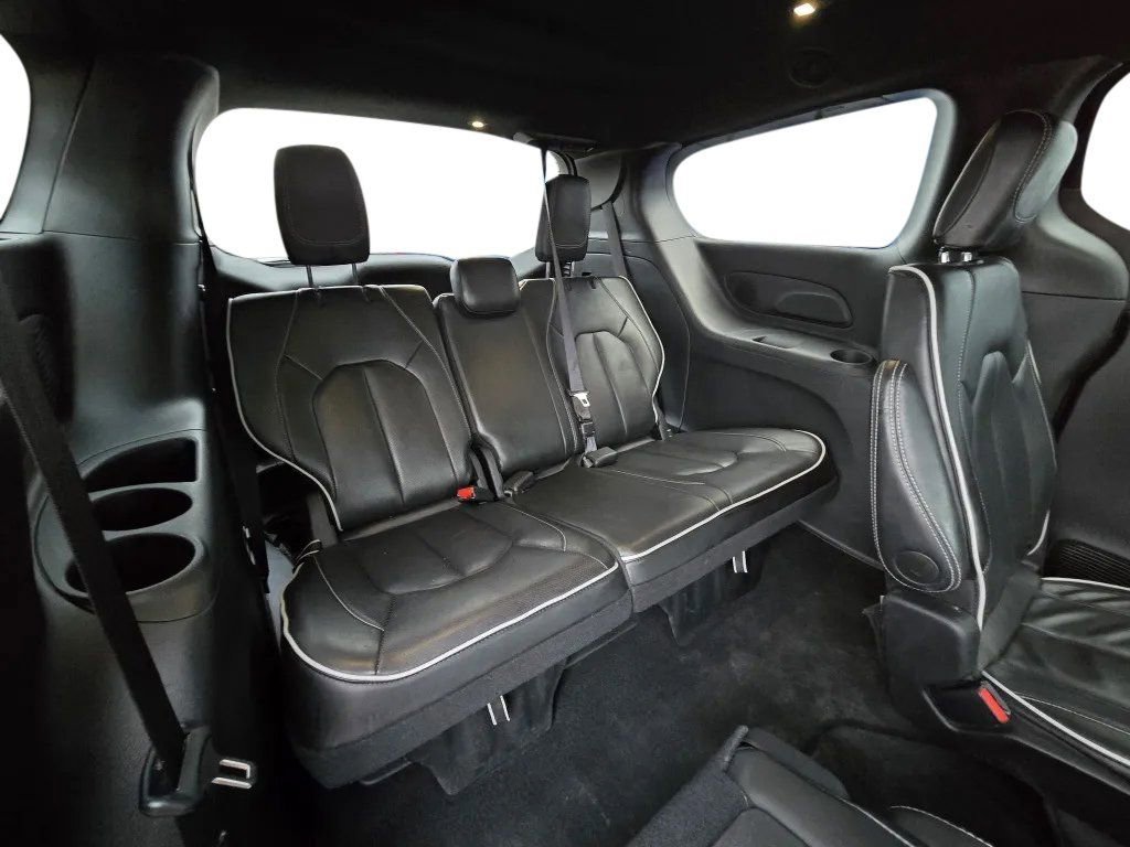 Used 2025 Chrysler Pacifica Limited FWD image 29
