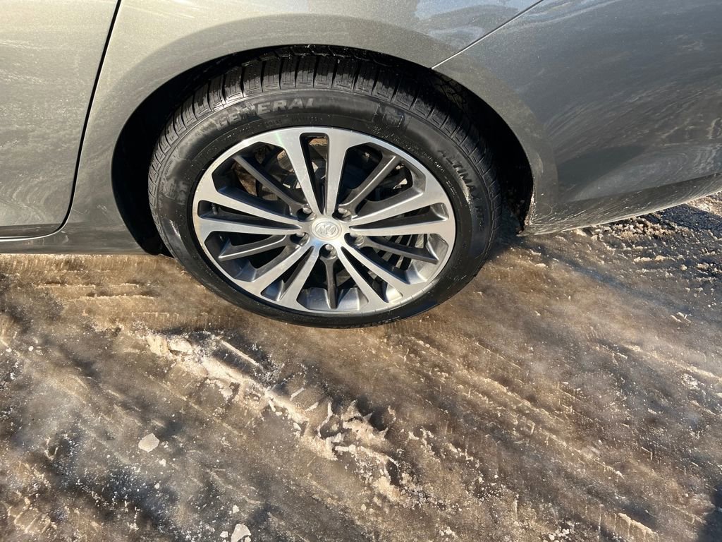 Used 2018 Buick Regal Preferred w/ Sights and Sounds Package image 32