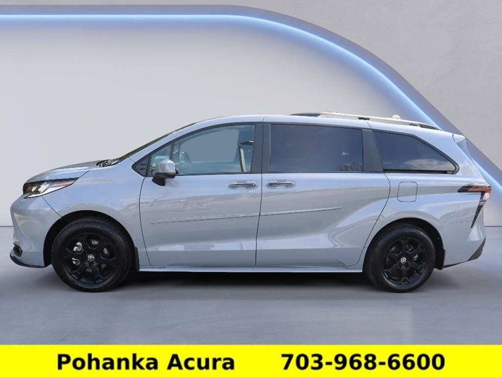 Used 2025 Toyota Sienna XLE Woodland Edition image 4
