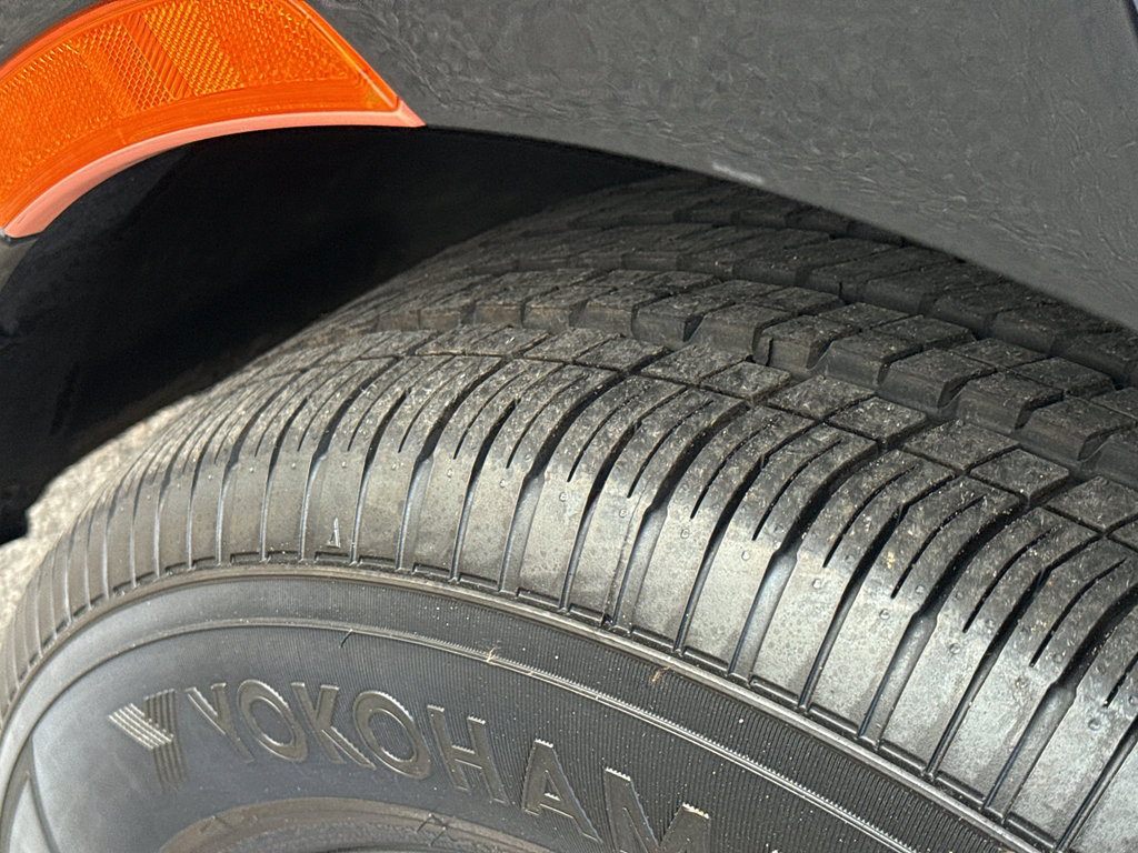 Used 2024 Chrysler Pacifica Touring-L image 9