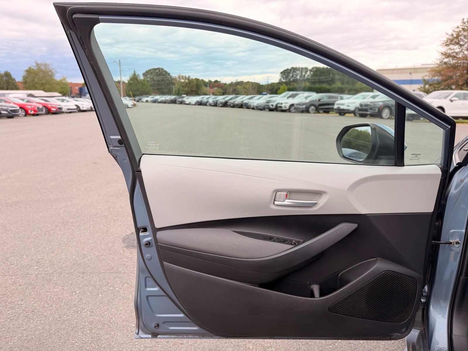 Used 2020 Toyota Corolla L FWD image 13