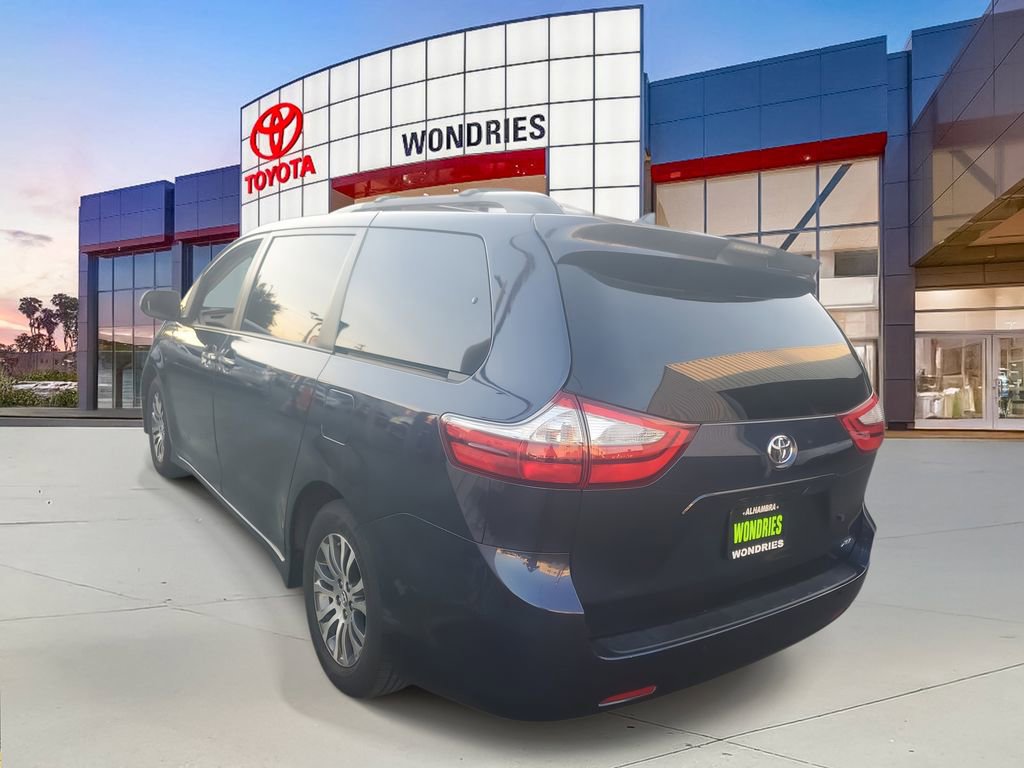 Used 2019 Toyota Sienna XLE image 3