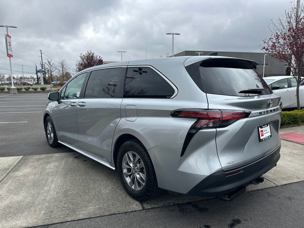 Certified 2021 Toyota Sienna XLE image 3