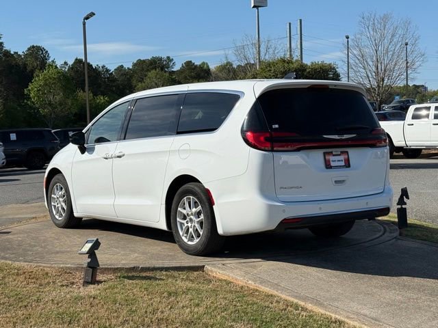 Used 2024 Chrysler Pacifica Touring-L image 5