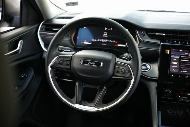 Used 2023 Jeep Grand Cherokee L Laredo image 29