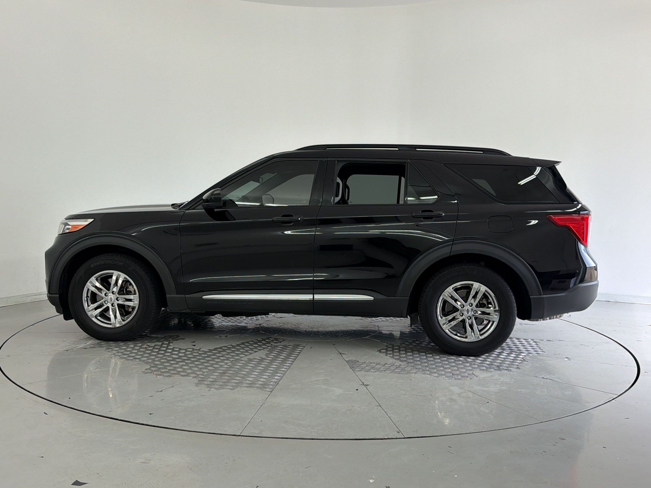 Used 2023 Ford Explorer XLT w/ Equipment Group 202A RWD image 2