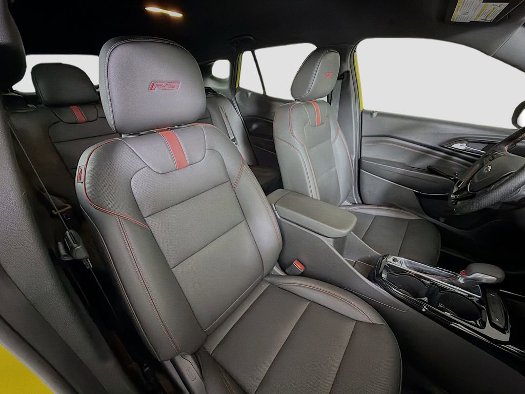 Used 2025 Chevrolet Trax RS w/ Driver Confidence Package image 28