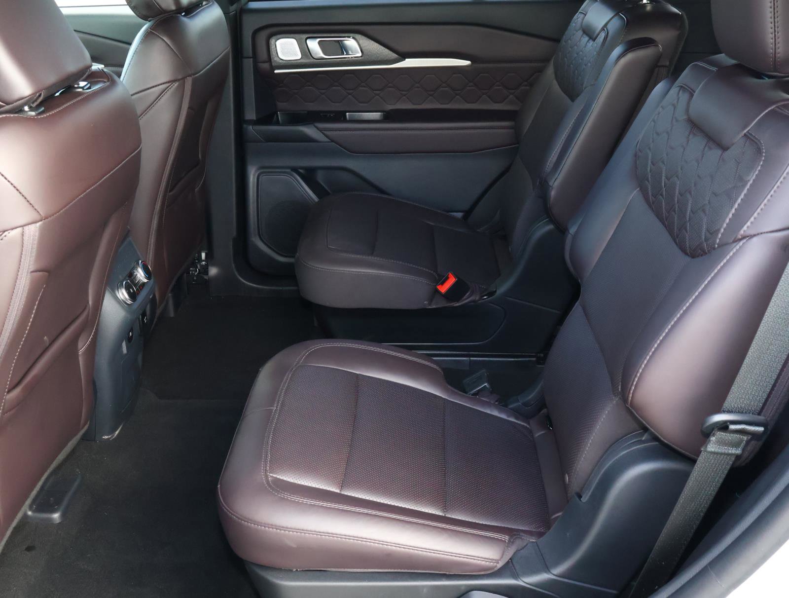 Used 2025 Ford Explorer Platinum w/ LUX Leather Package image 24