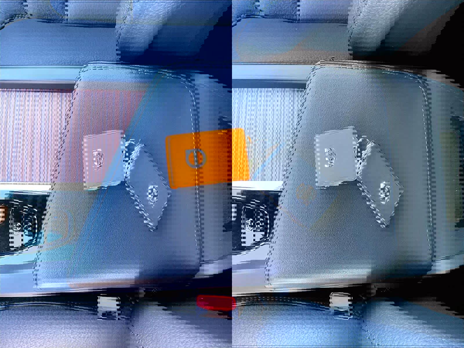 Used 2023 Volvo XC60 T8 Plus image 14