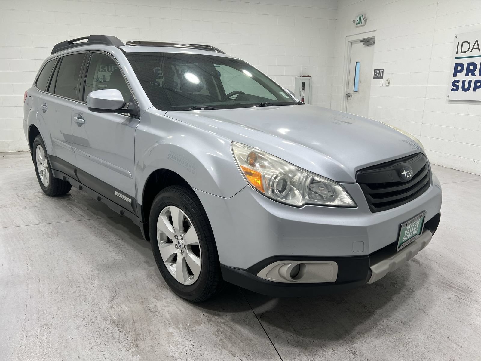 Used 2012 Subaru Outback 3.6R Limited w/ Moonroof Pkg AWD/4WD image 2