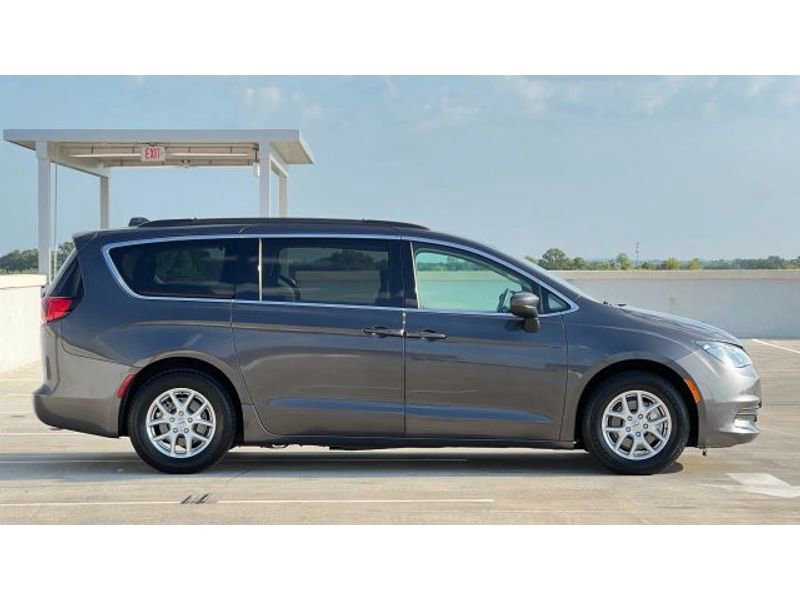 Used 2020 Chrysler Voyager Lxi image 6