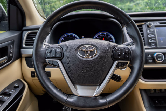 Used 2019 Toyota Highlander Limited FWD image 15